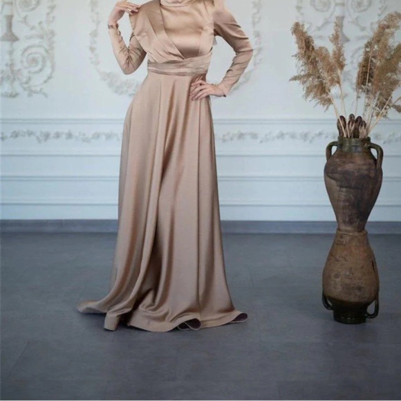 Nwt gold satin gown size 38 / 6 usa size - Picture 2 of 3